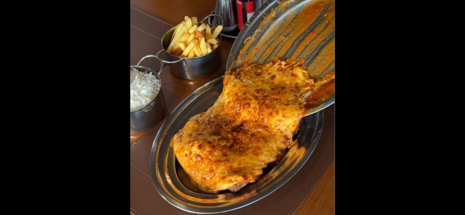 Milanesa gratinada com arroz e batatas
